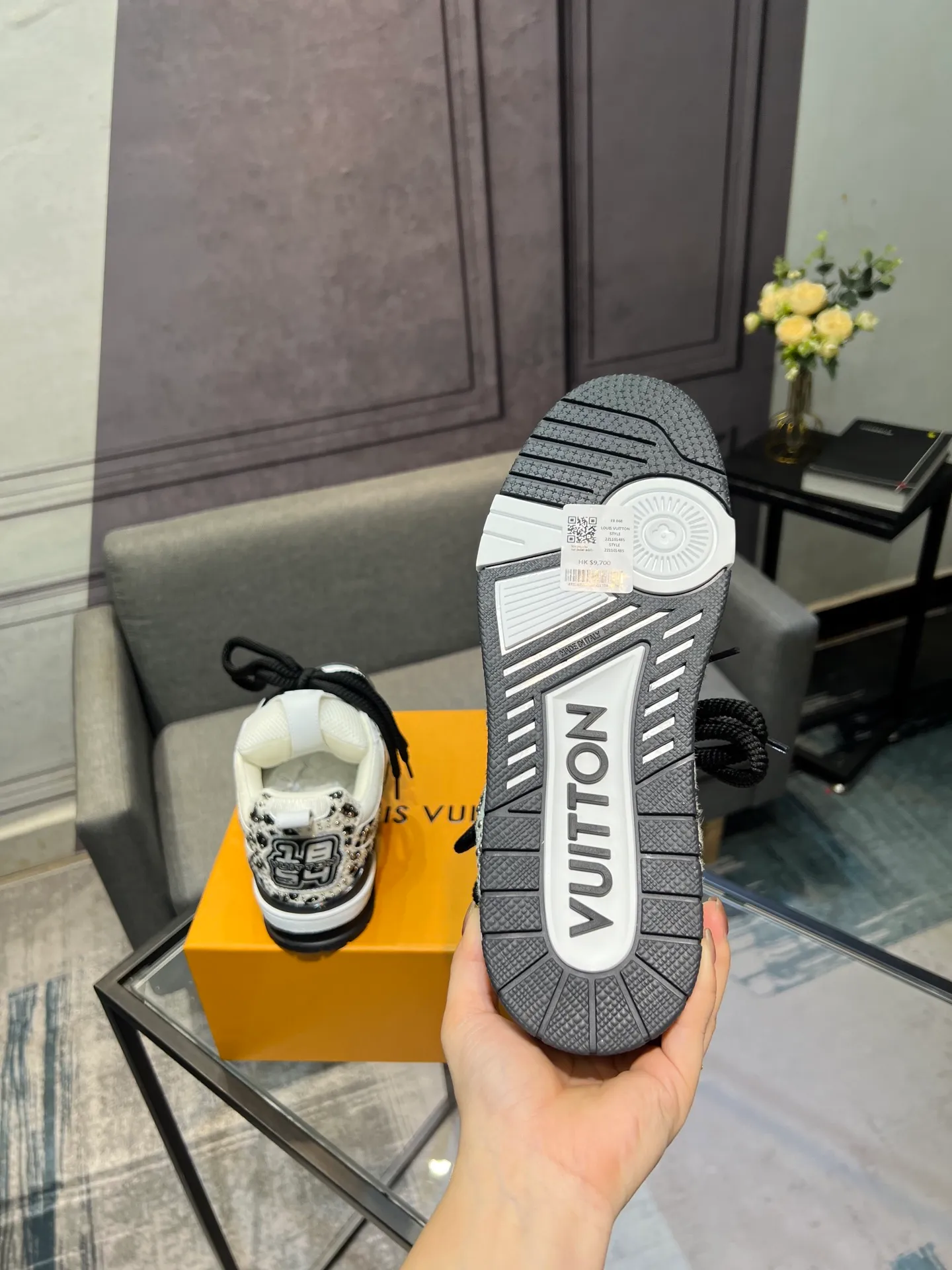 Men's men's shoes💰800 LV top version new style purchasing quality LV~Louis Vuitton LV TRAINER's best-looking sneakers, donkey brand strongly promotes new products, official website limited edition retro basketball sneakers! Both high-top and low-top models spent money to purchase 1:1 accurate reproductions of the originals. The details are invincible and full of sincerity. The imported custom-made original cowhide leather is the same as the original package. The details are 100% restored. The private model customizes the original one-piece TPU outsole. It is different from other brands. Without the original version, this effect cannot be achieved!                Men's and women's models 35-40 39-45 (46 is custom-made and cannot be returned or exchanged)